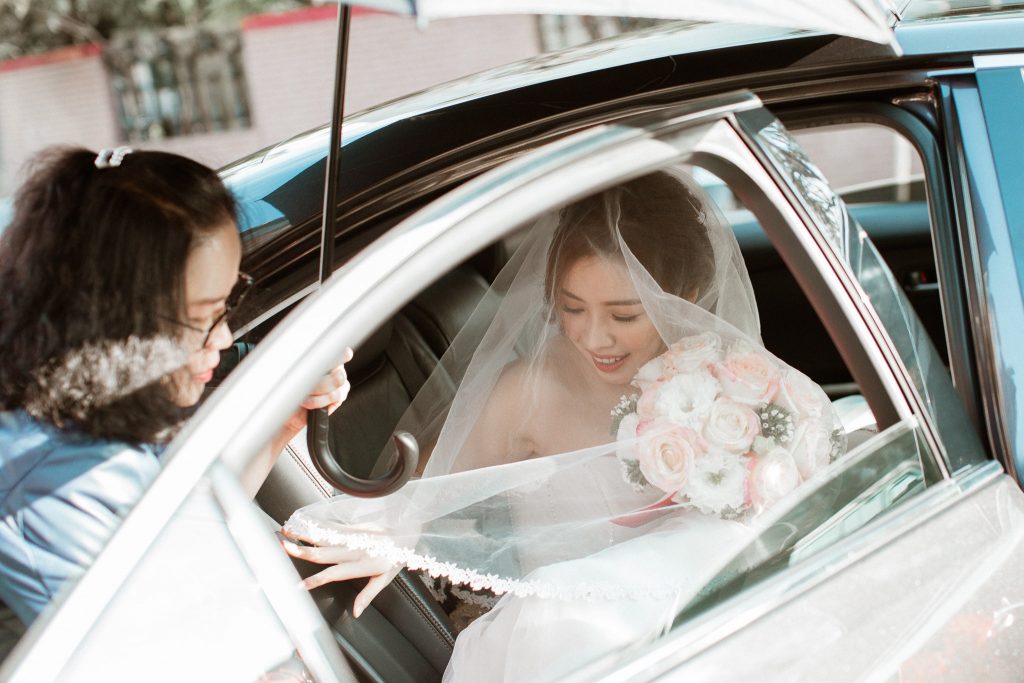新娘出家門、抵新郎家下車時都需要用米篩或黑傘遮住頭頂