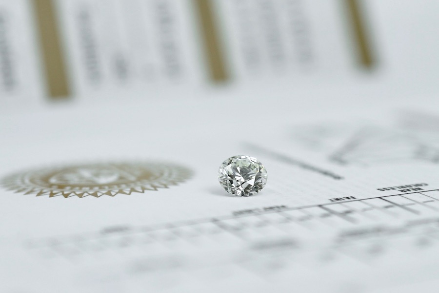 挑選有鑽石鑑定證書的鑽石讓人較安心。