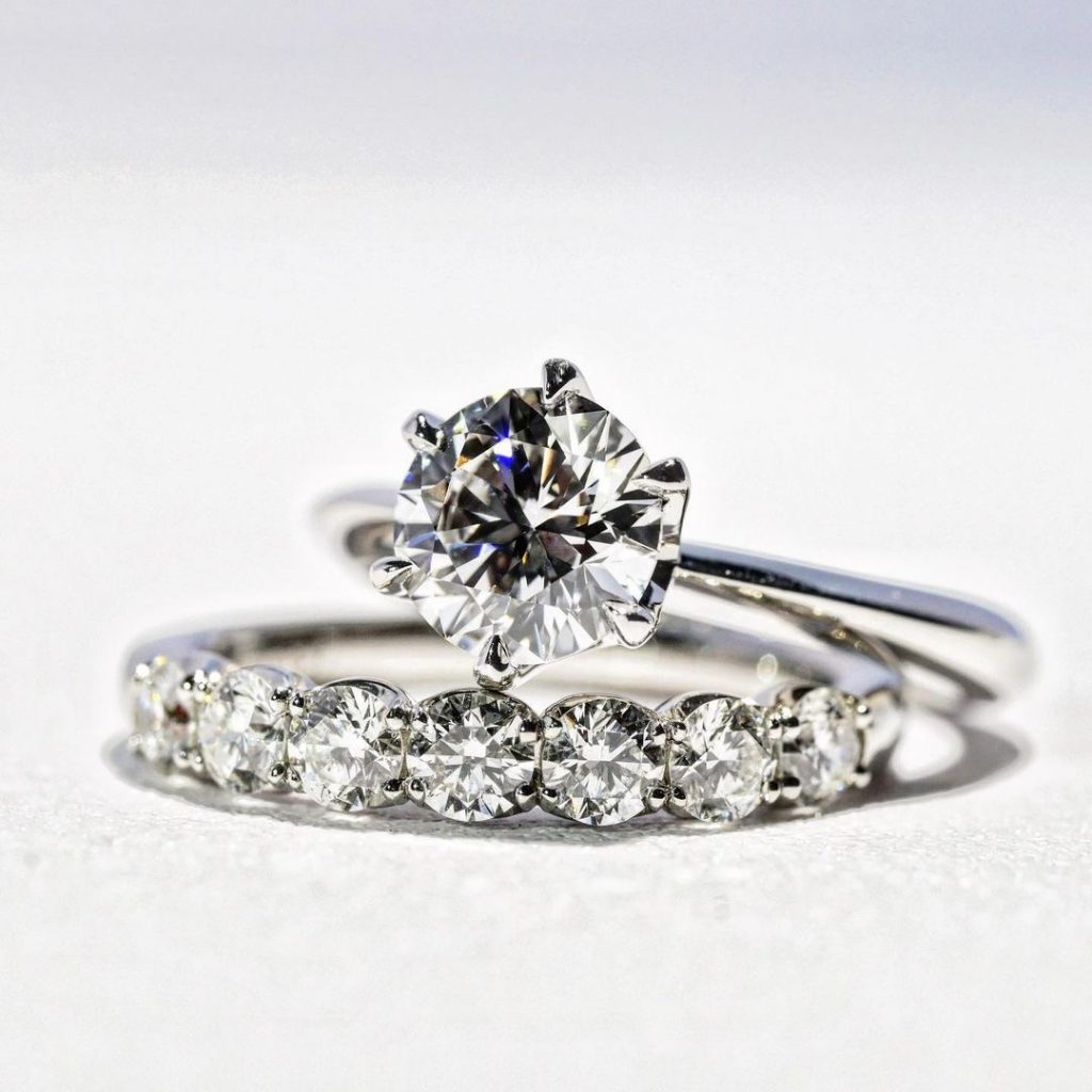 作為結婚戒指，要挑選適合日常佩戴的永恆線戒款式