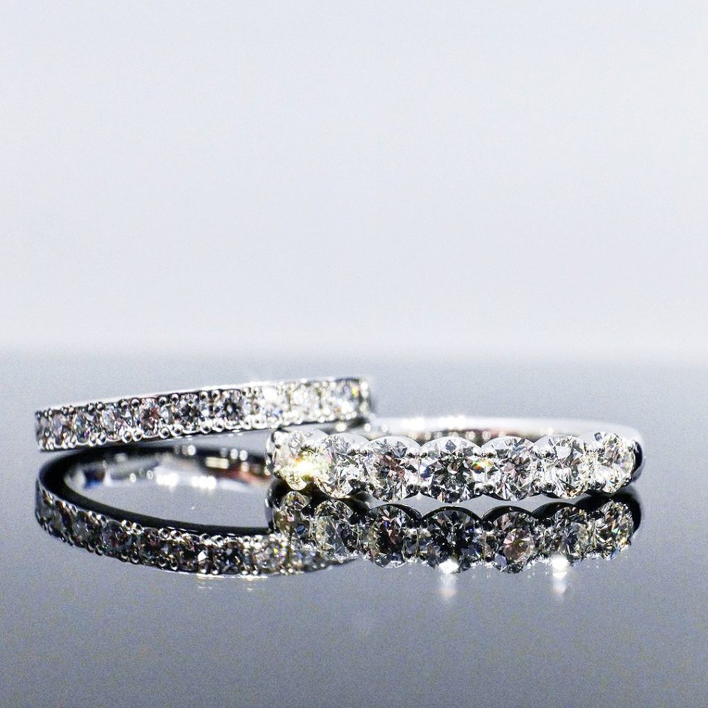 作為訂婚戒指，要挑選能夠綻放美麗光彩的永恆線戒款式