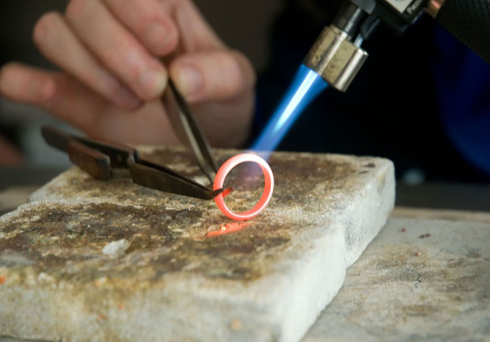 鍛造戒指工法：透過反覆的加熱、敲打壓縮金屬的密度
