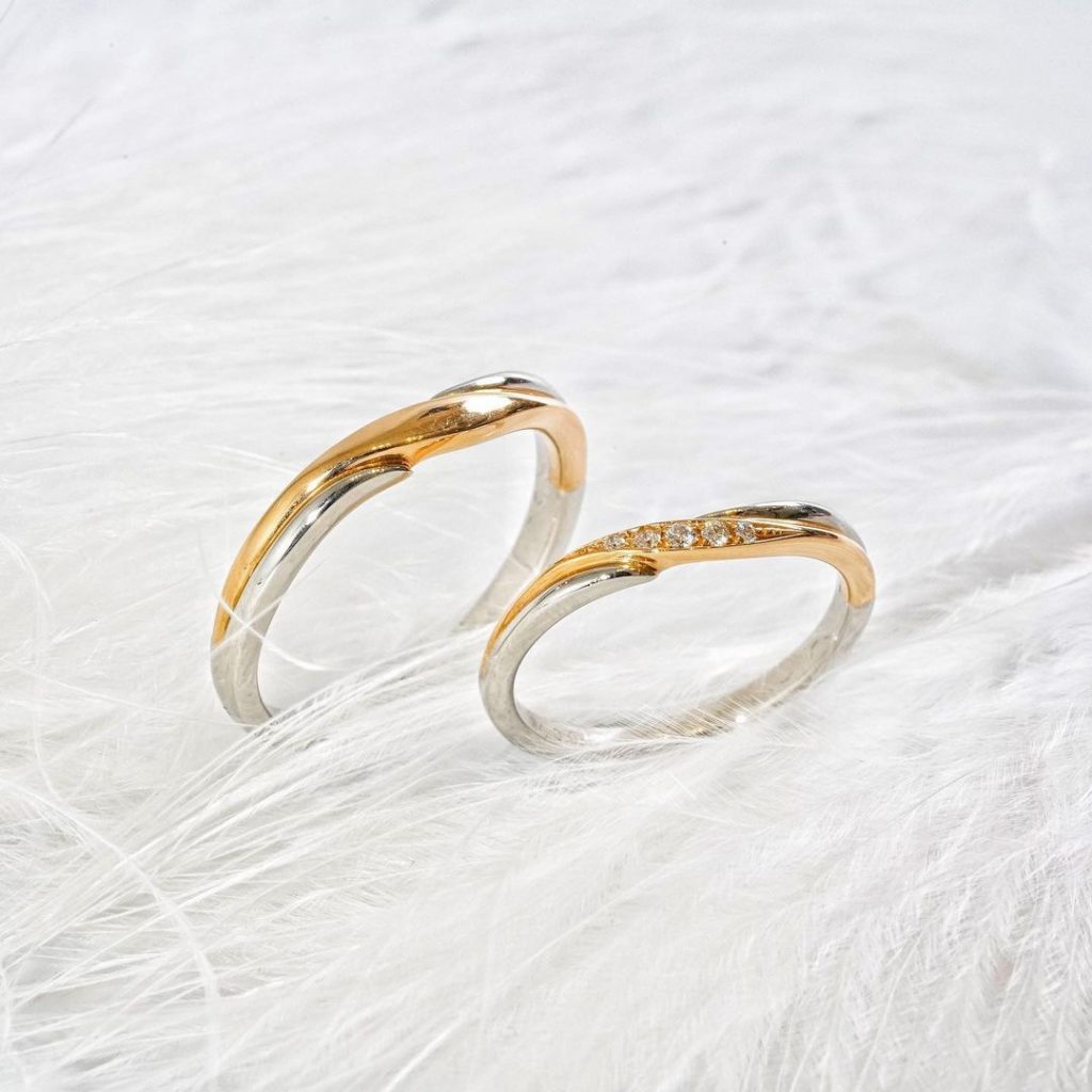 雙色戒指保留鉑金的華麗感，又很襯膚色。