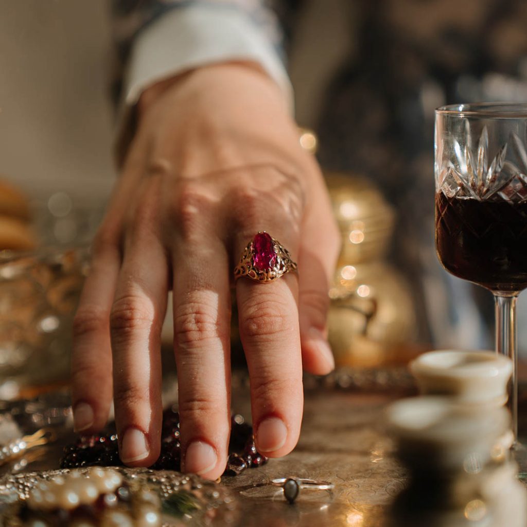 結婚40年禮物推薦-紅寶石飾品或紅酒