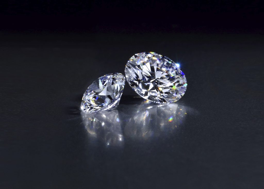 先了解鑽石特徵，以利辨識鑽石真假。