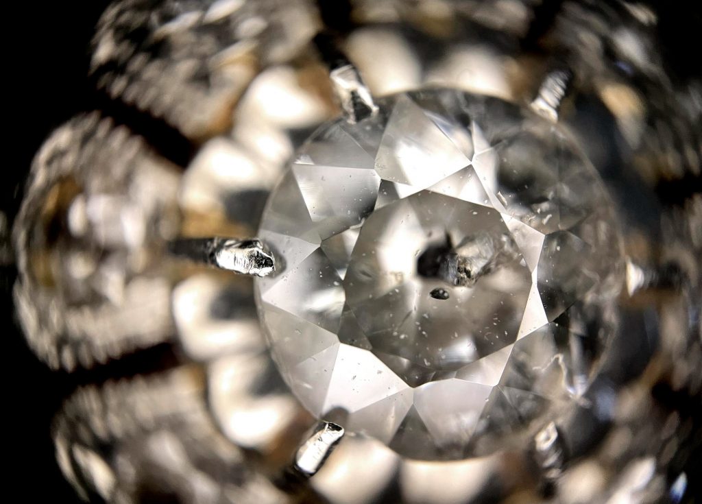 可透過內含物或細微瑕疵來判斷鑽石真假。