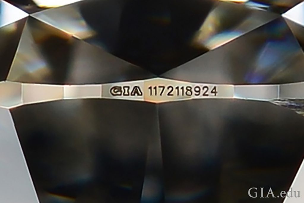 檢查GIA雷射編碼來分辨鑽石真假。
