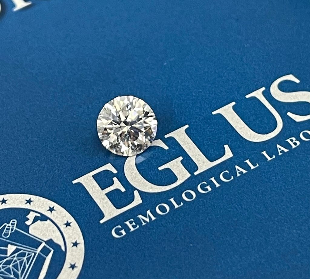 EGL鑽石鑑定費用依據鑽石克拉數而訂。