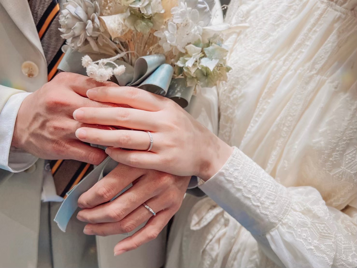 依據倆人的需求、風格、生活習慣來挑選婚禮珠寶。