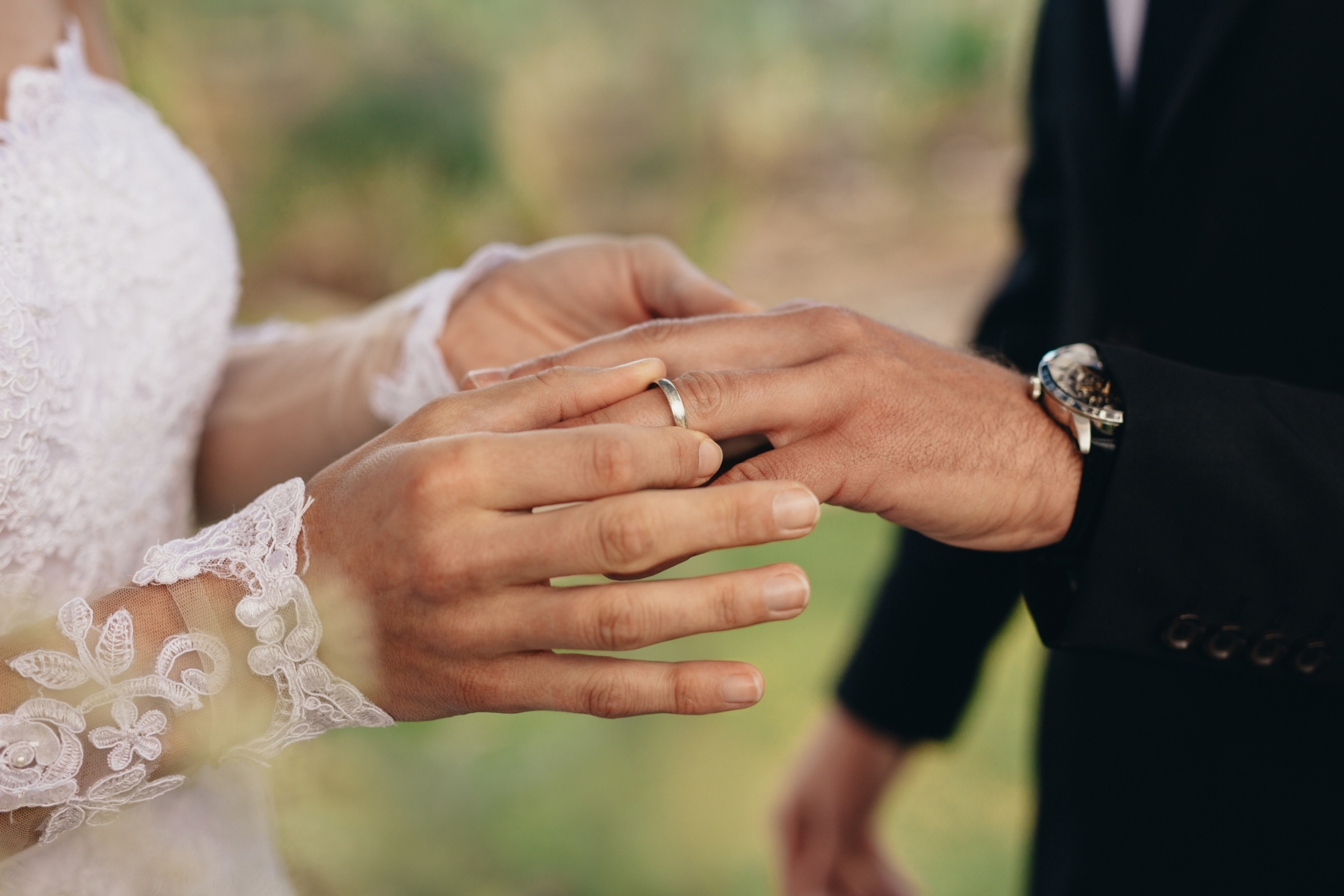 您可以依照預算和講究程度選擇結婚對戒，如客製化戒指就是個好選擇。