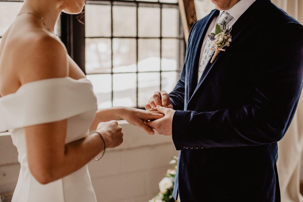 結婚戒指通常是夫妻同款並一起配戴,由於婚後會日常佩戴,因此設計較為簡約。