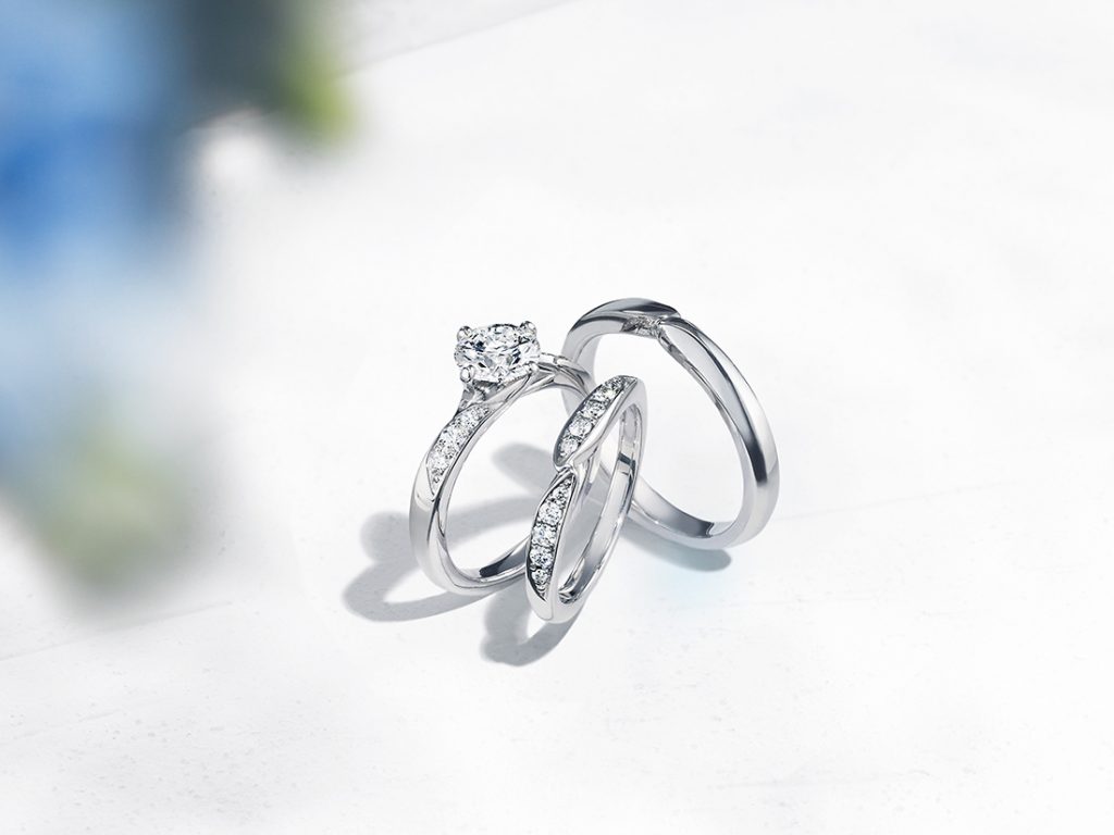套戒 Diamond Lily，將花語為“純潔”且被視為結婚聖花的百合花作為主題。