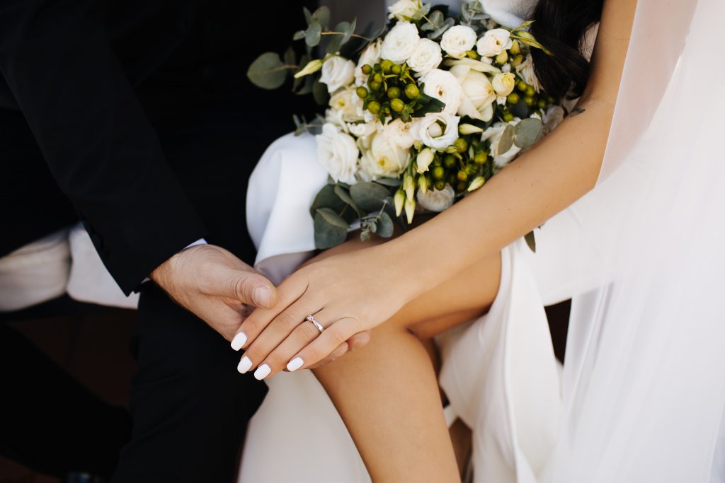 結婚對戒上的刮痕,積累著倆人共同度過的時間。