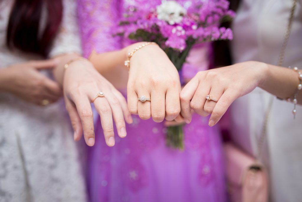 求婚鑽戒和結婚戒指是貴重的珠寶,建議購買前務必事先佩戴金屬飾品進行測試。