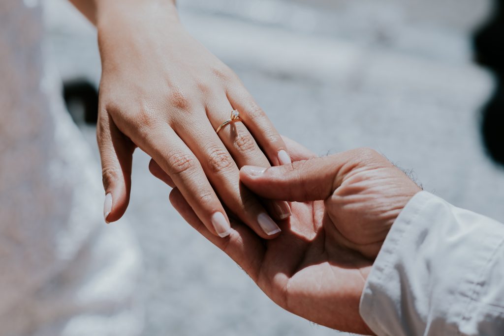 求婚鑽戒是男性送給女性一種婚姻決心和永恆愛情的形式。