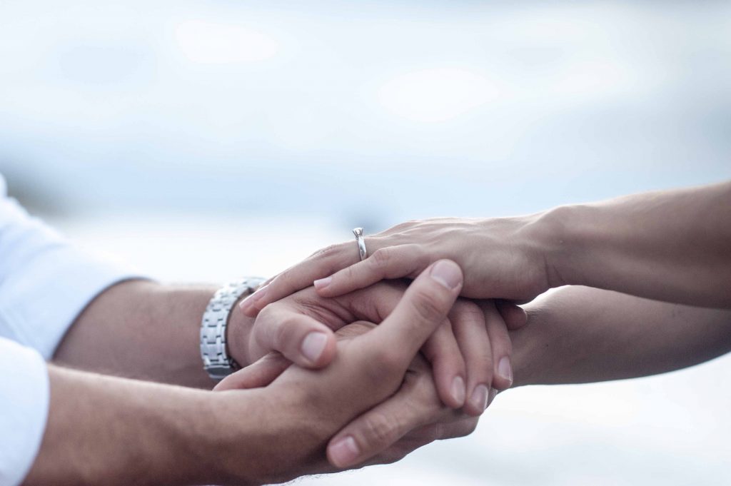 一只昂貴的、鑲嵌著精美鑽石的求婚鑽戒,是女性的憧憬。