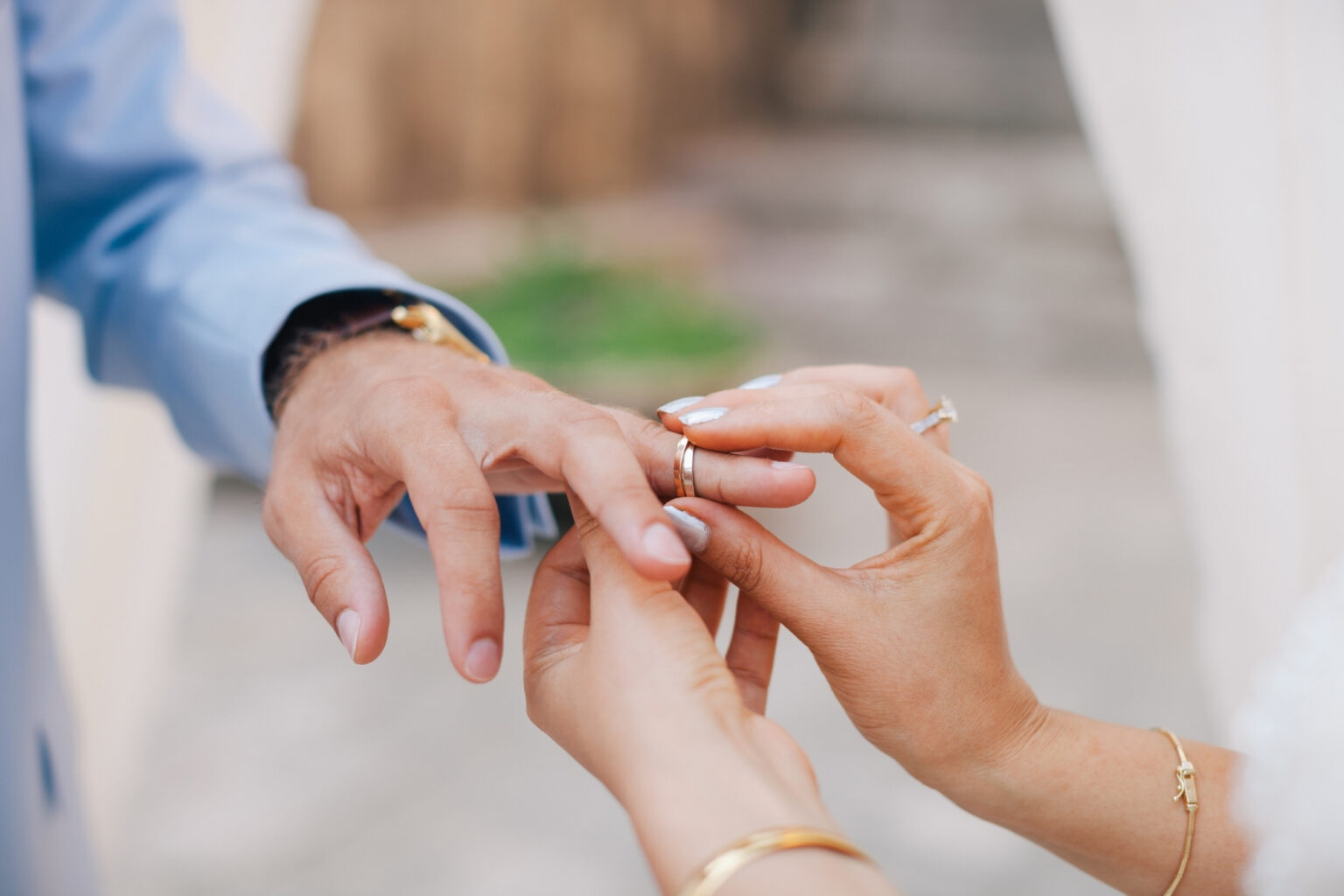 戴戒指含義是什麼?左右手差異、起源故事與婚戒配戴一篇全看懂