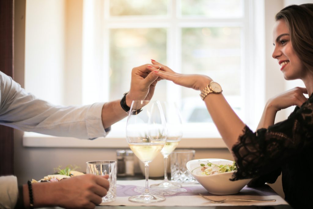 在甜點盤上寫著「Marry me」等求婚台詞,並將求婚戒指遞給她吧!