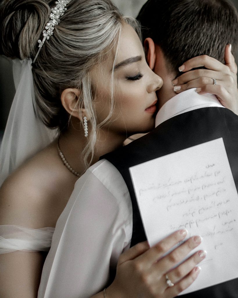 在東歐和北歐國家,右手無名指佩戴結婚戒指,左手無名指佩戴訂婚戒指是很常見的戴法。
