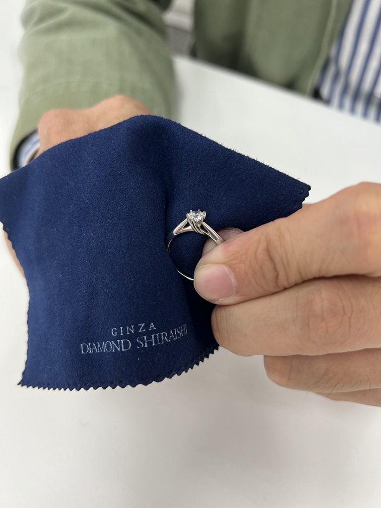 用柔軟、乾淨的布,輕輕擦拭結婚戒指以去除髒污並恢復光澤。