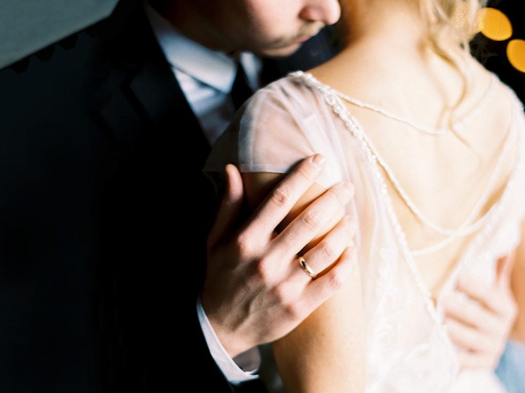佩戴結婚戒指時,會有「已結婚了」的實際感受。