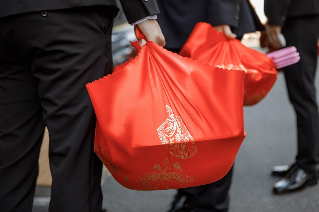 紅包金額總整理:訂婚、結婚謝禮紅包怎麼包?流程與金額詳解
