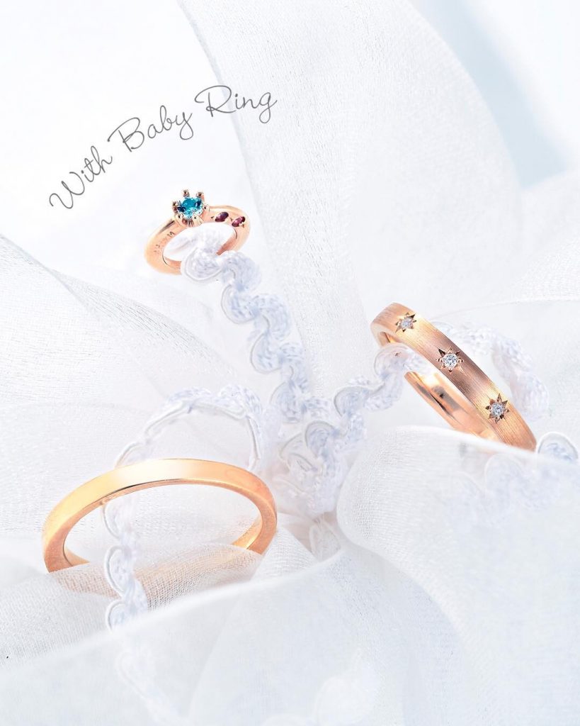 戒枕具有繫起牽絆之意,圖示為結婚對戒+Baby Ring。