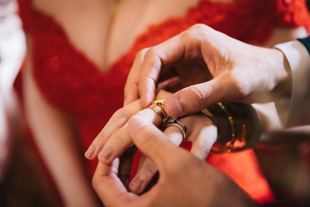 若打算舉辦傳統訂婚儀式,那麼您需先了解訂婚六禮要準備哪些東西。
