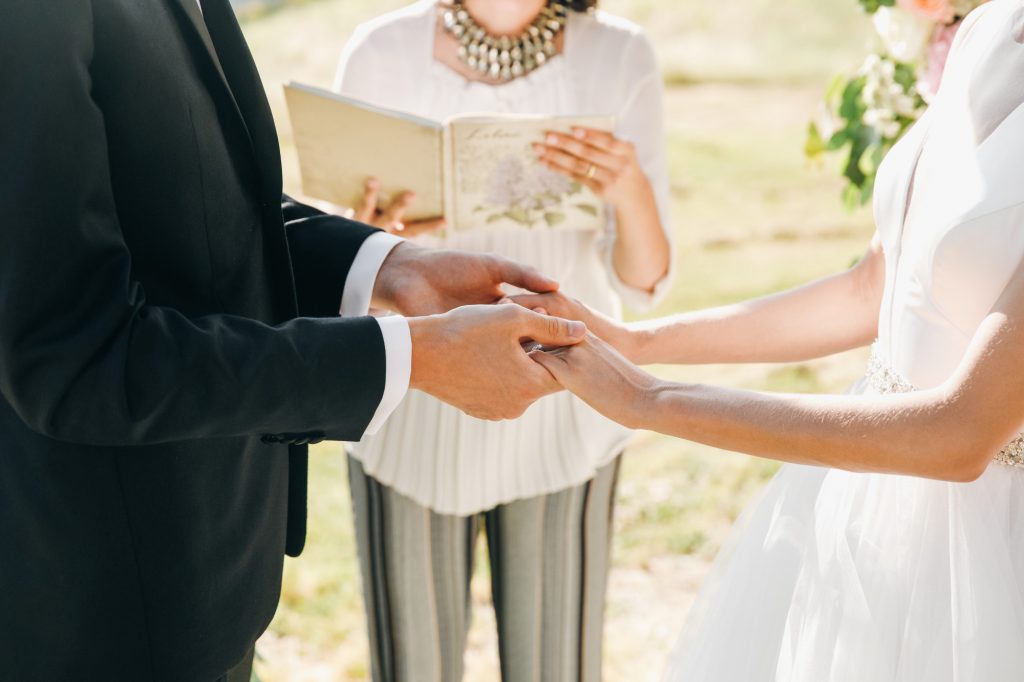 若不喜歡繁雜的婚禮流程,「公證結婚」不失為一個選擇。