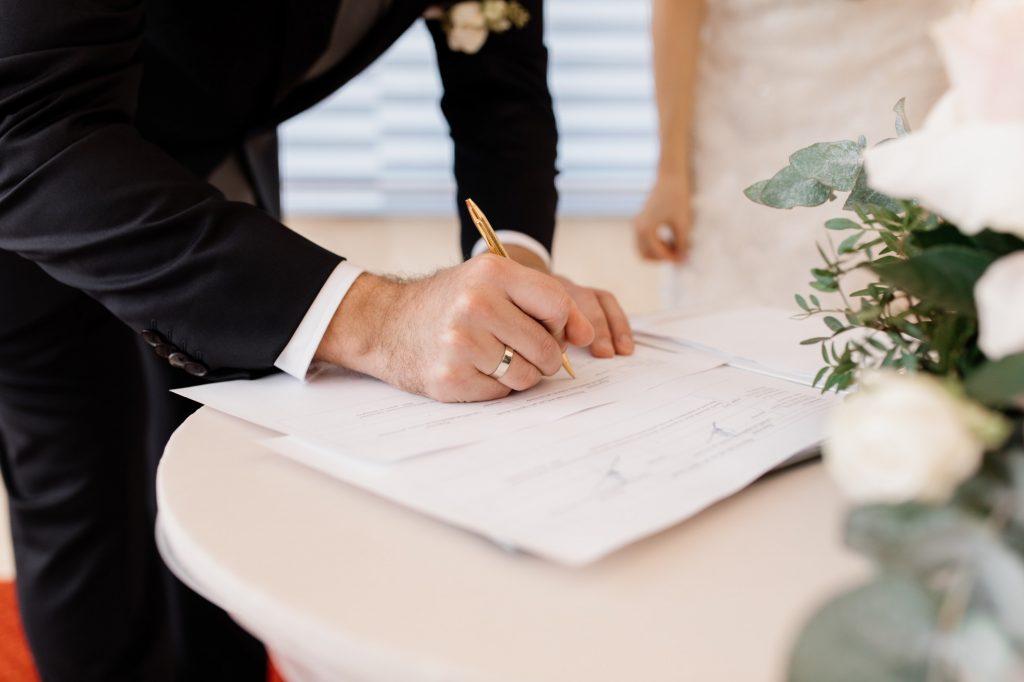 公證結婚會在法院進行,為極簡版的證婚儀式。