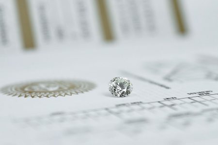 GIA鑽石等級全攻略:目前市面上有多家專業的第三方機構提供鑽石鑑定服務。