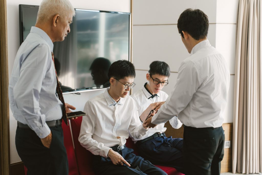 訂婚奉茶流程1:男方家屬入座