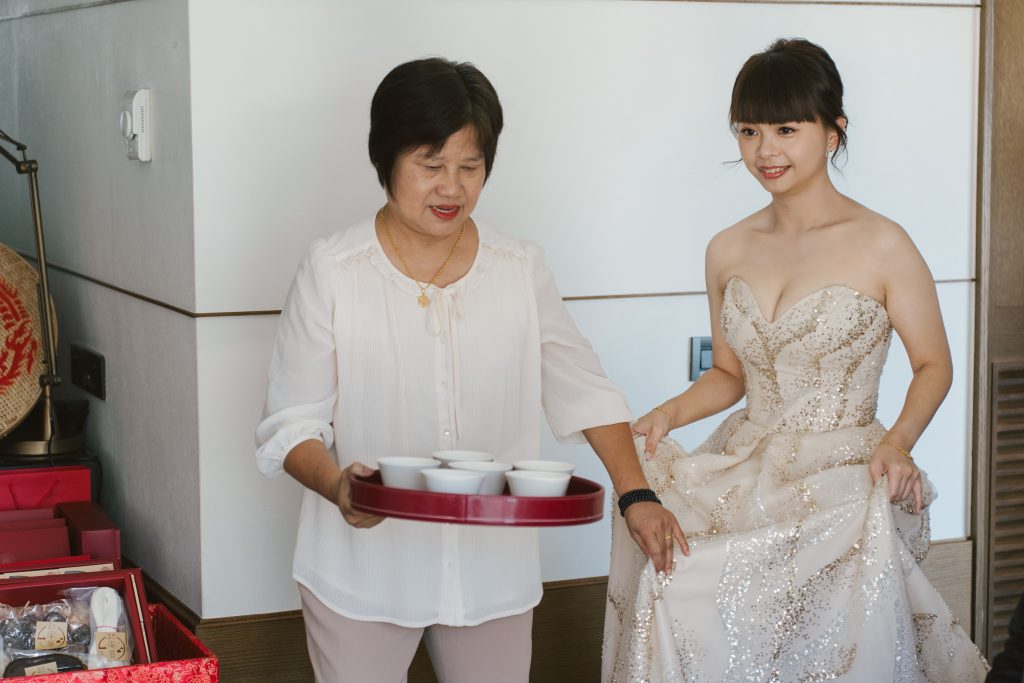 訂婚奉茶流程2:媒婆帶領新娘入場