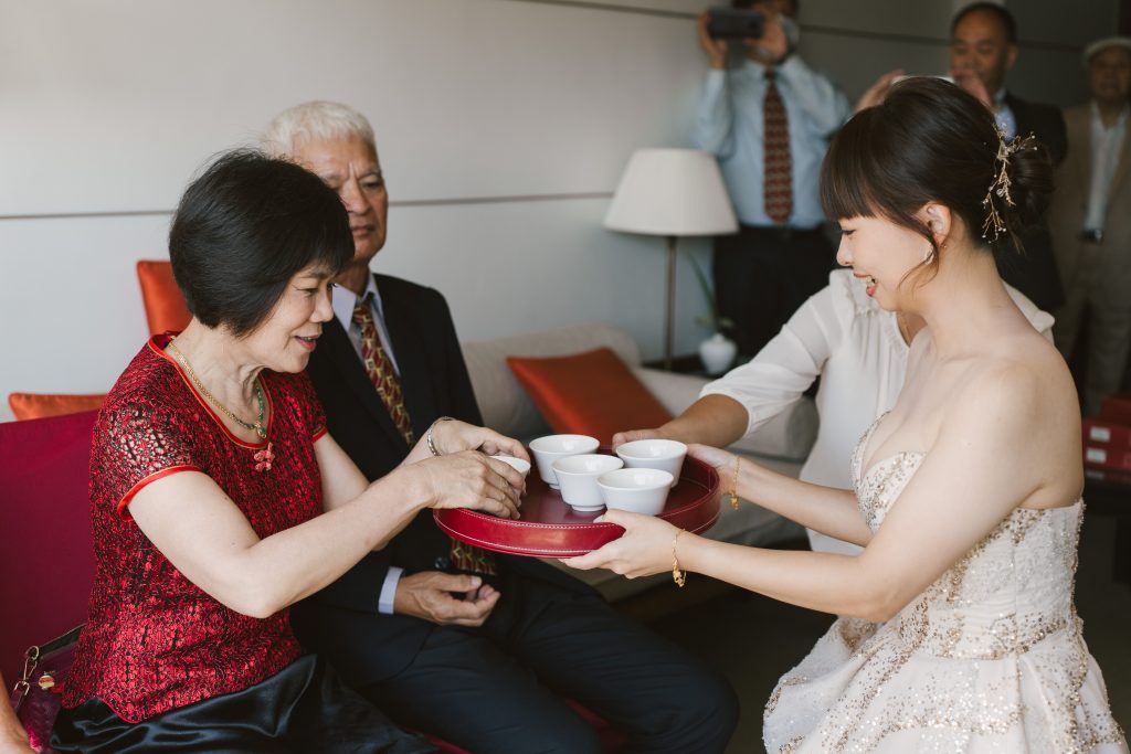 訂婚奉茶流程3:新娘奉甜茶