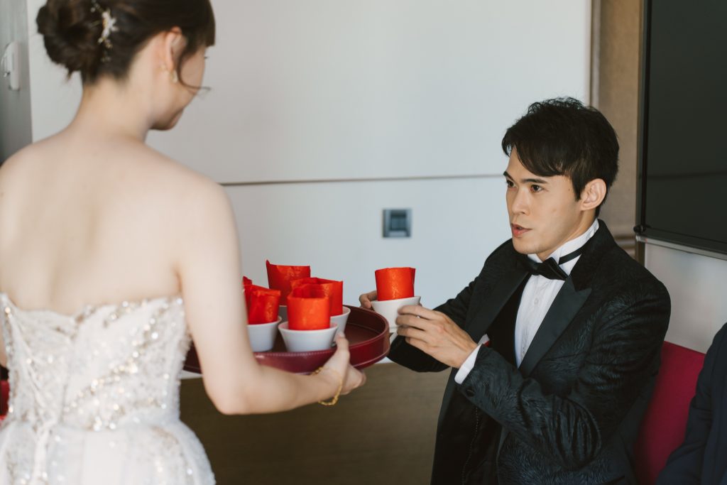 訂婚奉茶流程6:壓茶甌