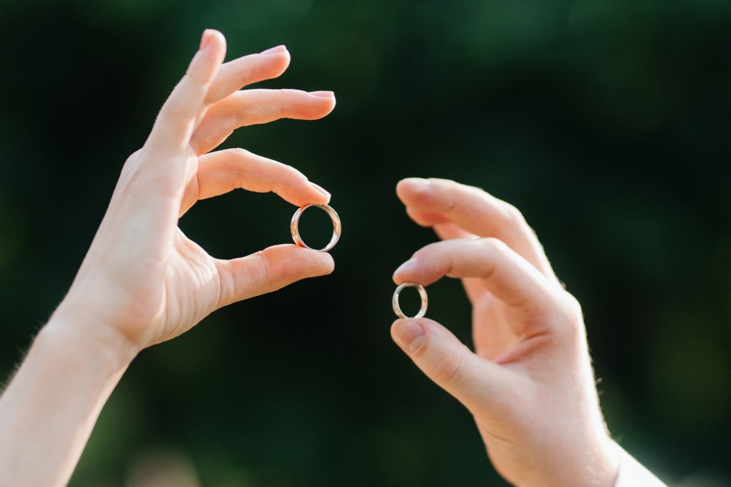 有不少人詢問:「婚戒會一直戴著嗎?」