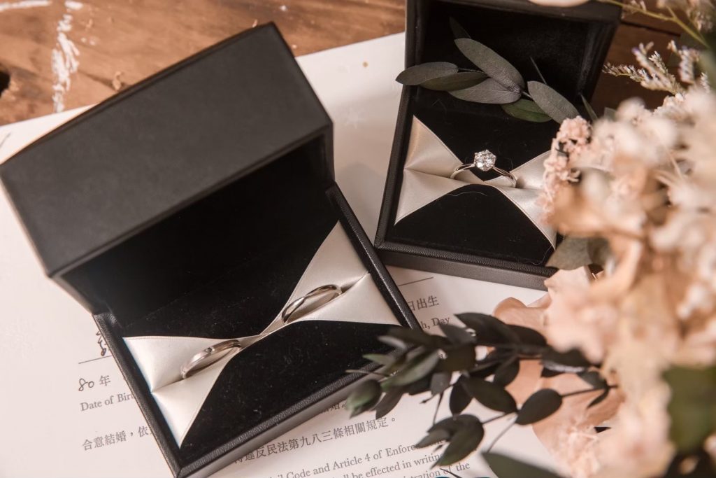 依照倆人平日的穿搭及各自的喜好,來決定結婚對戒的設計已成為主流。