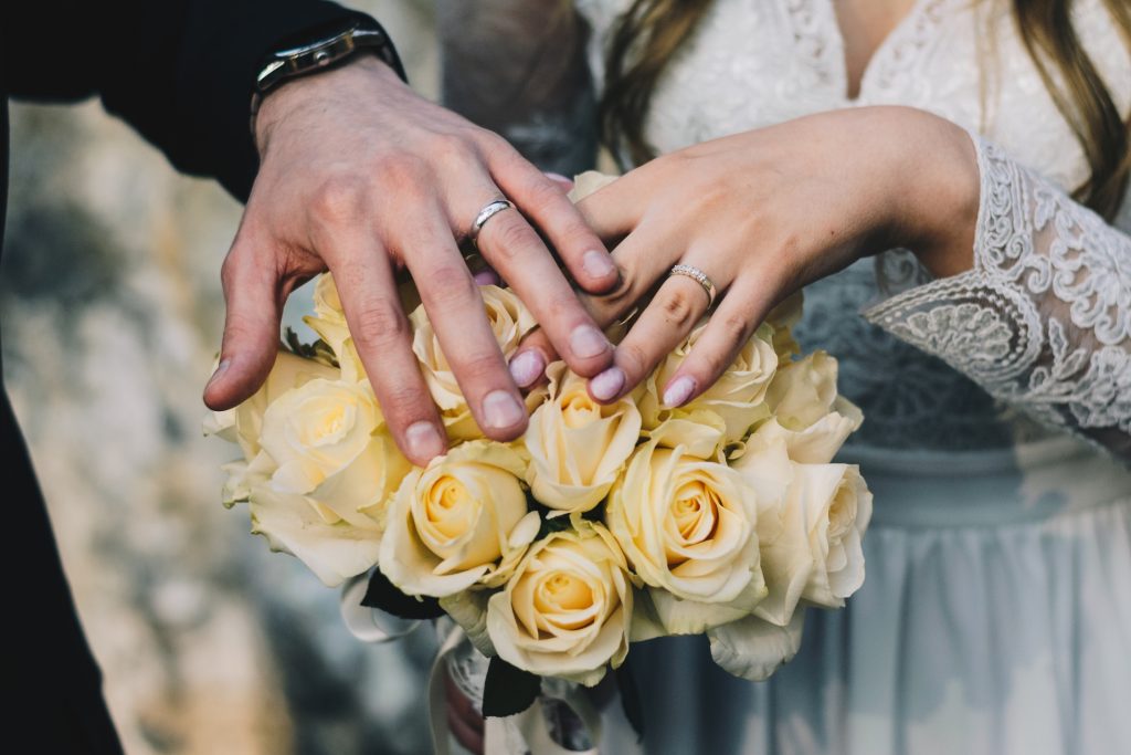 婚戒戴左手還右手? 結婚後,佩戴結婚對戒的意義及起源介紹