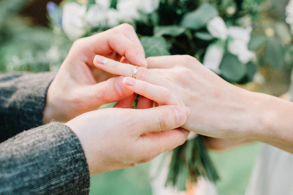 結婚對戒戴在左手無名指,有連接彼此的心之意。