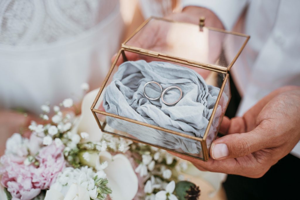 本文整理出3個挑選結婚對戒的重要技巧,並介紹值得信賴的結婚對戒推薦,讓您在婚禮前不再為選擇而煩惱。